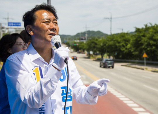 제8회 전국동시지방선거 공식 선거운동 마지막 날인 지난 5월31일 더불어민주당 이광재 강원도지사 후보가 강원 원주시 중앙시장 일대를 돌며 막바지 유세를 펼치고 있다.<이광재 캠프 제공·연합뉴스>